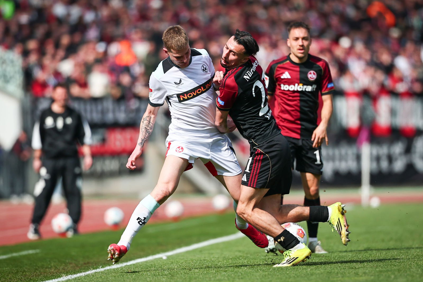 Nürnbergs Berkay Yilmaz (rechts) kämpft gegen Kaiserslautern-Profi Paul Joly um den Ball.