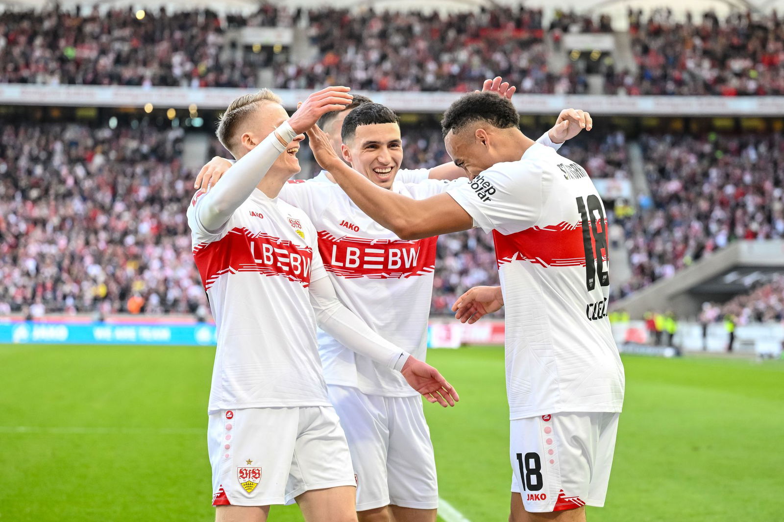 Kollektiver Jubel in Rot und Weiß: Chris Führich, Bilal El Khannouss und Jamie Leweling