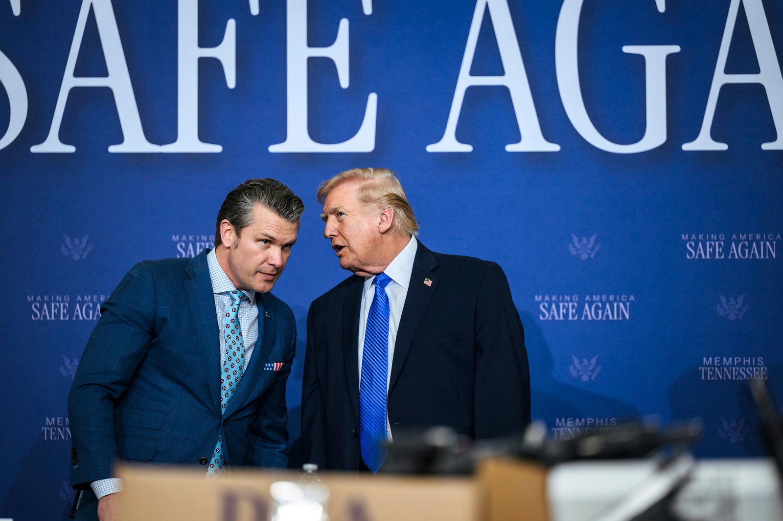 Trump (rechts) und sein Kriegsminister Hegseth versuchen den Spagat zwischen Drohungen und Diplomatie.
