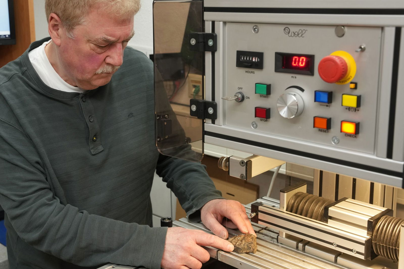 Mit einer Präzisionssäge schneidet Stephan Decker hauchdünne Scheiben von den Steinen ab.