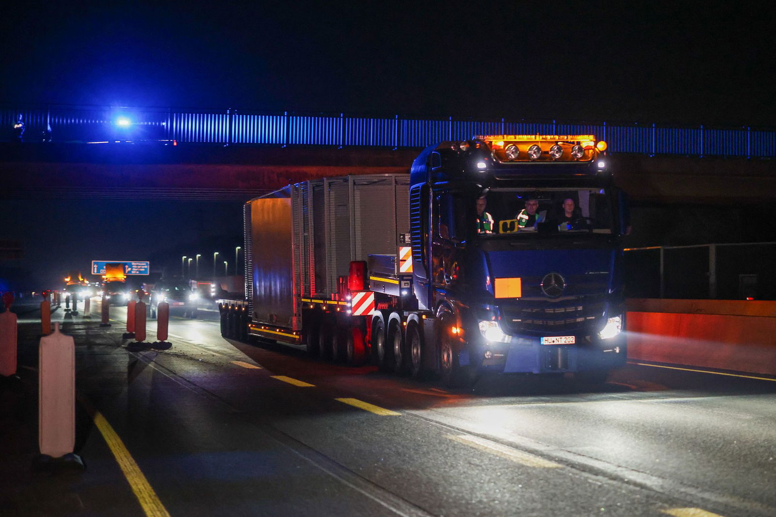 Ein Schwerlasttransporter, der einen Castor-Behälter mit Atommüll geladen hat, befährt die Bundesautobahn A3 in Höhe Bottrop, kurz bevor er auf die A31 in Richtung Münsterland wechselt. Castor-Transporte sind durch Nordrhein-Westfalen von Jülich nach Aha…