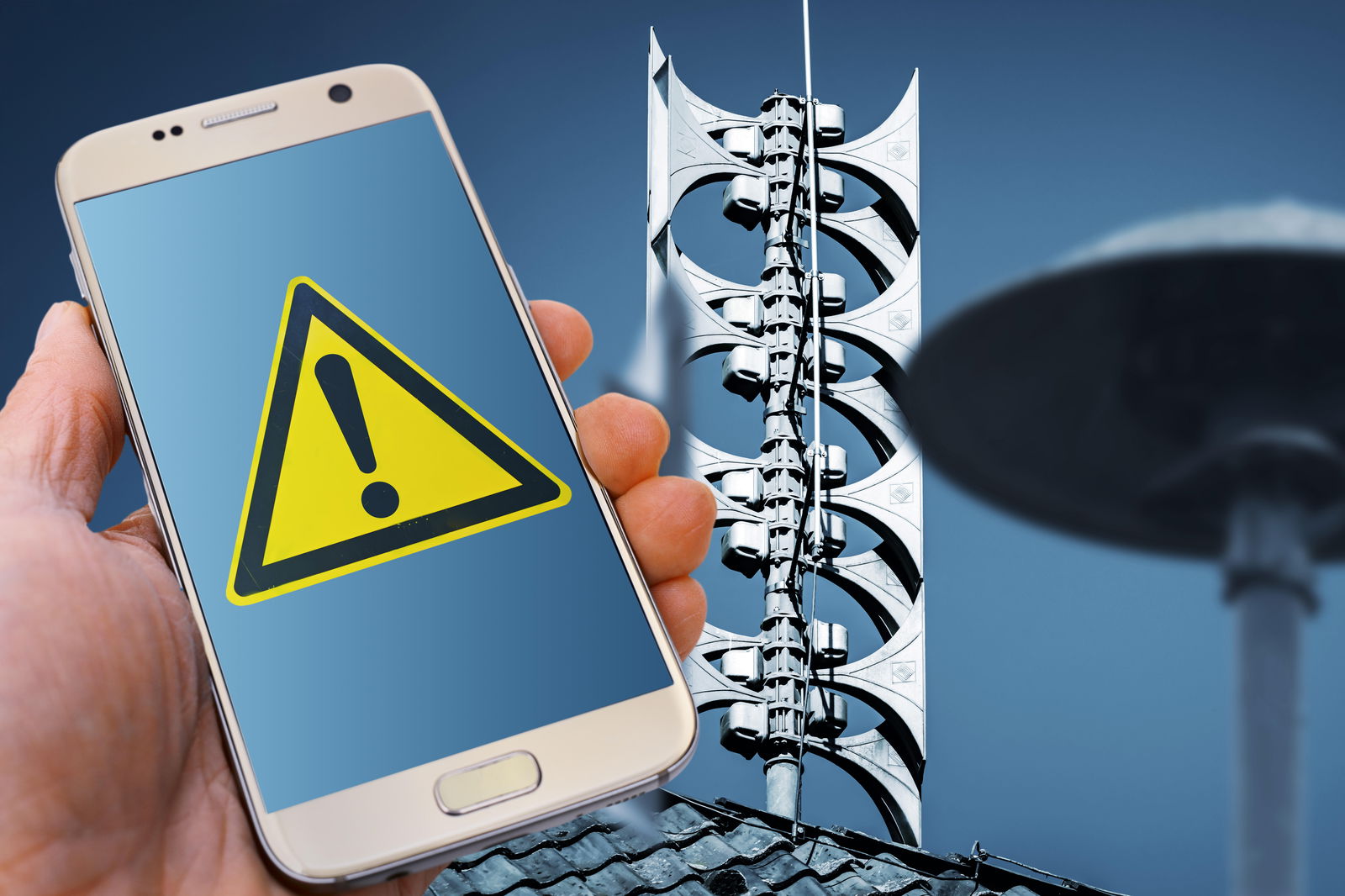 Sirenen auf Dächern und Handy mit Warnmeldung, Fotomontage