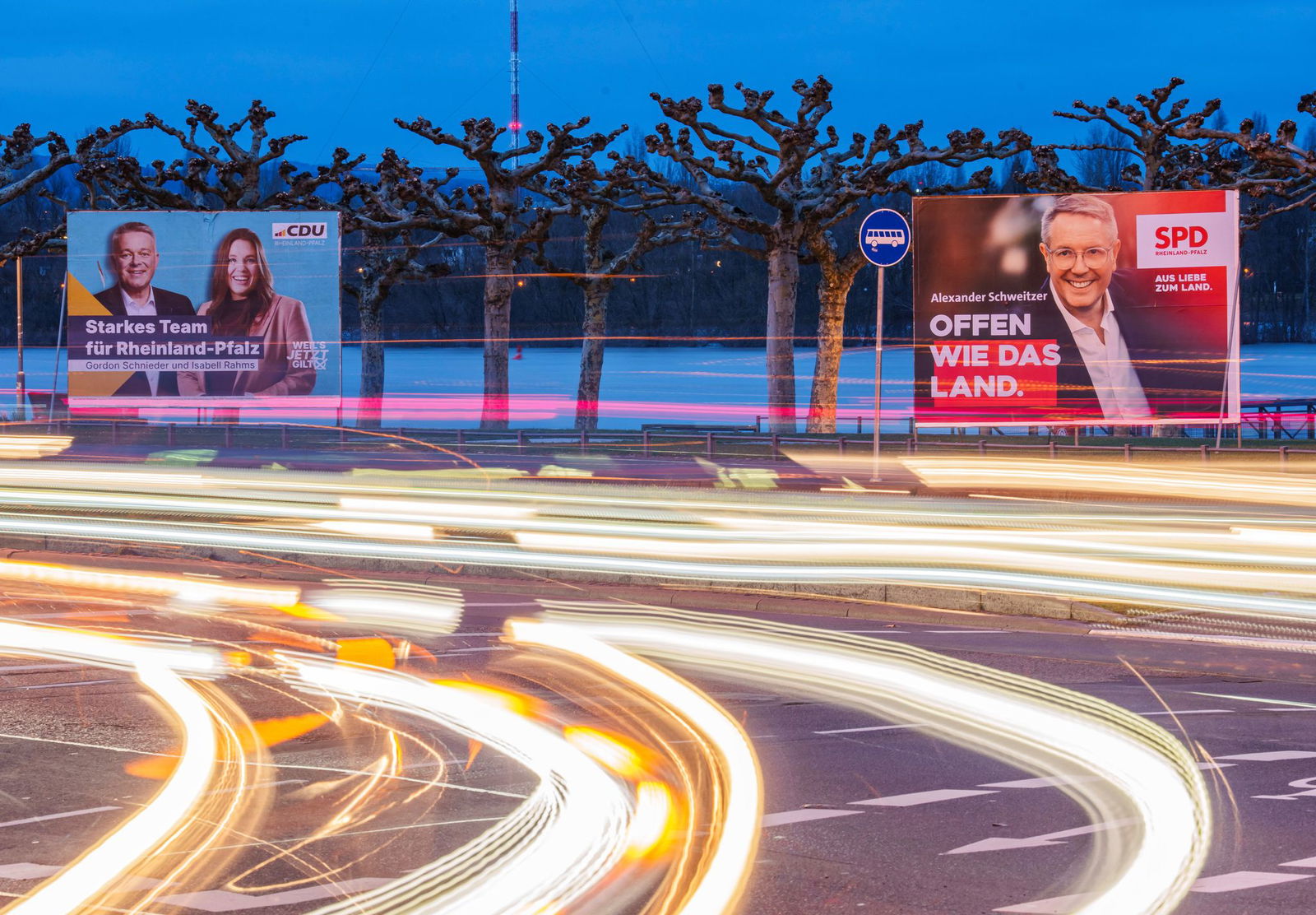 Ministerpräsident Alexander Schweitzer (SPD, rechtes Plakat) und Gordon Schnieder (CDU) engagieren sich schon seit Jugendtagen für ihre Parteien. (Archivbild) 