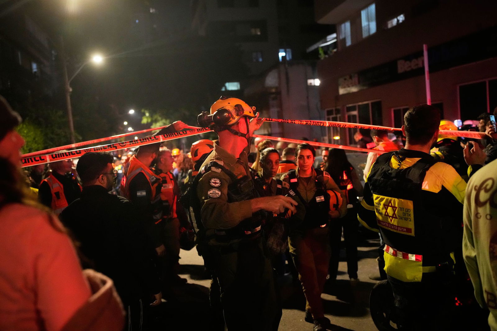 Sicherheits- und Rettungskräfte eilen zu der Einschlagstelle.