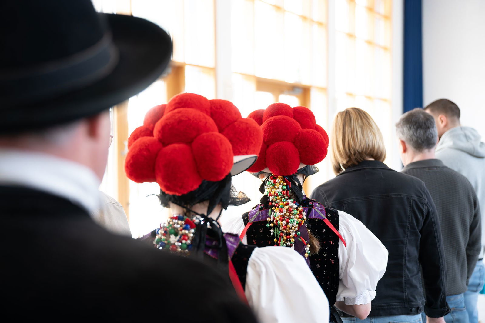 Wählerinnen kamen in Tracht mit dem bekannten Bollenhut.