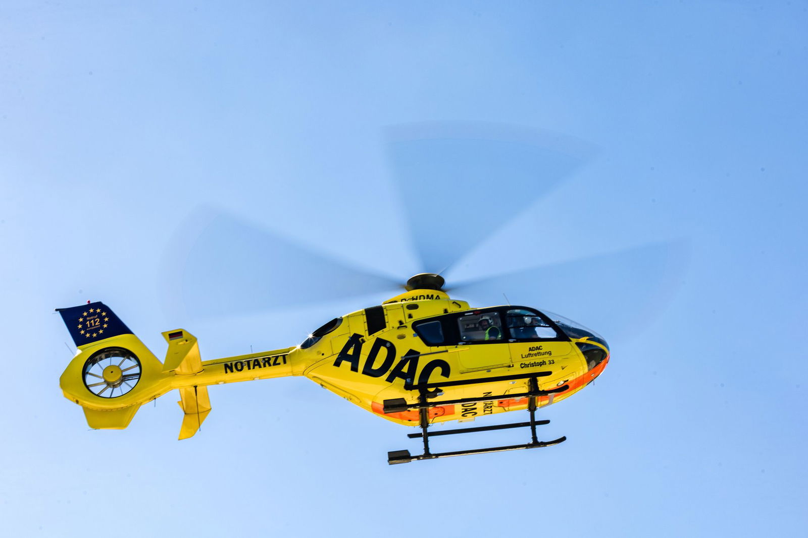 Mit einem Rettungshubschrauber des ADAC konnte der verletzte Kletterer geborgen werden. (Symbolbild)
