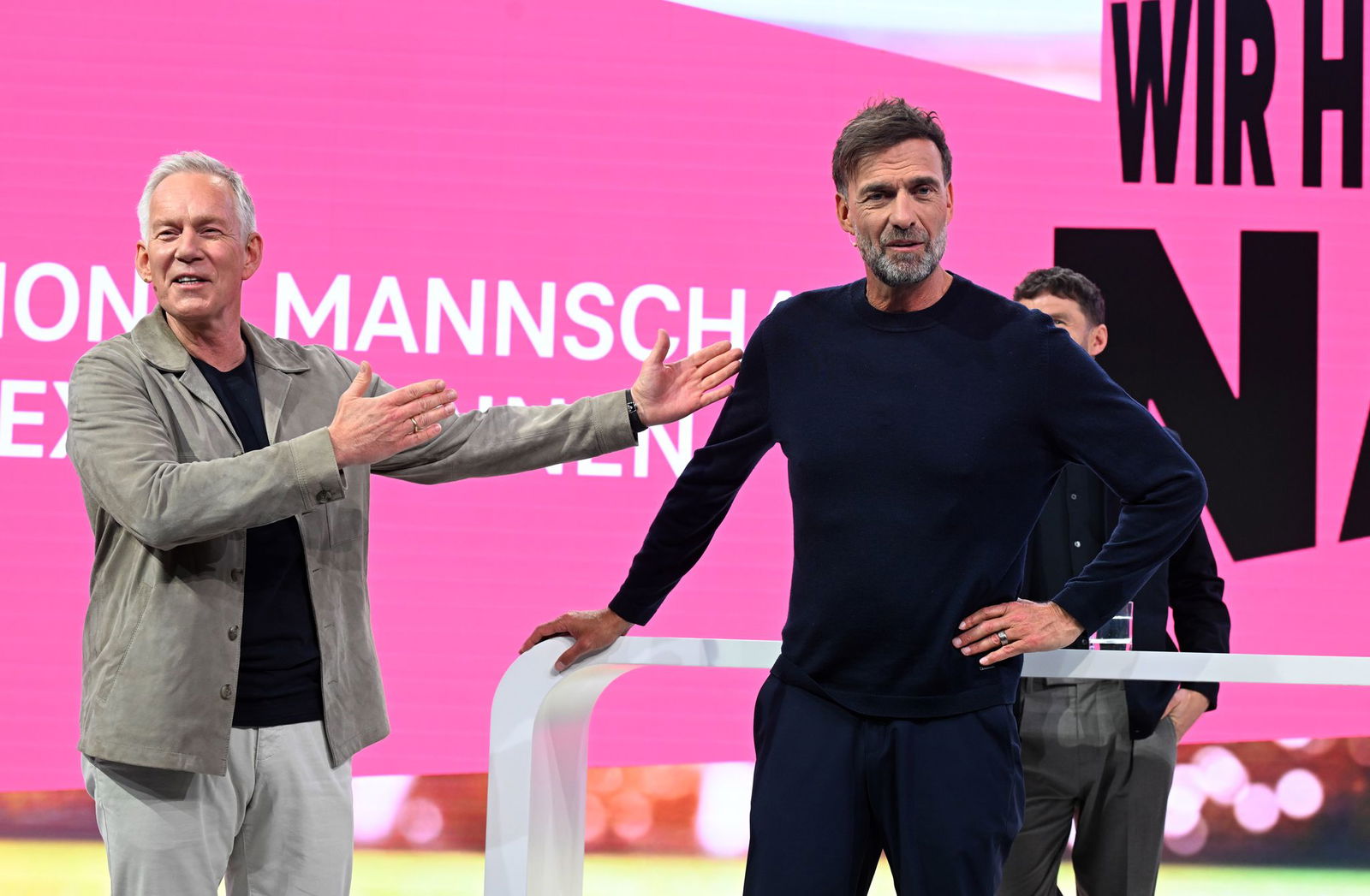 Jürgen Klopp (rechts) wird von Moderator Johannes B. Kerner als Telekom-Experte vorgestellt.