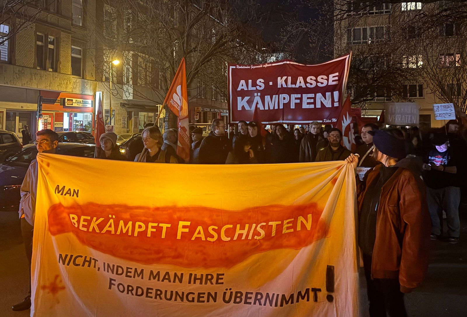 Immer wieder waren auf der Demo lautstarke Parolen zu hören. 