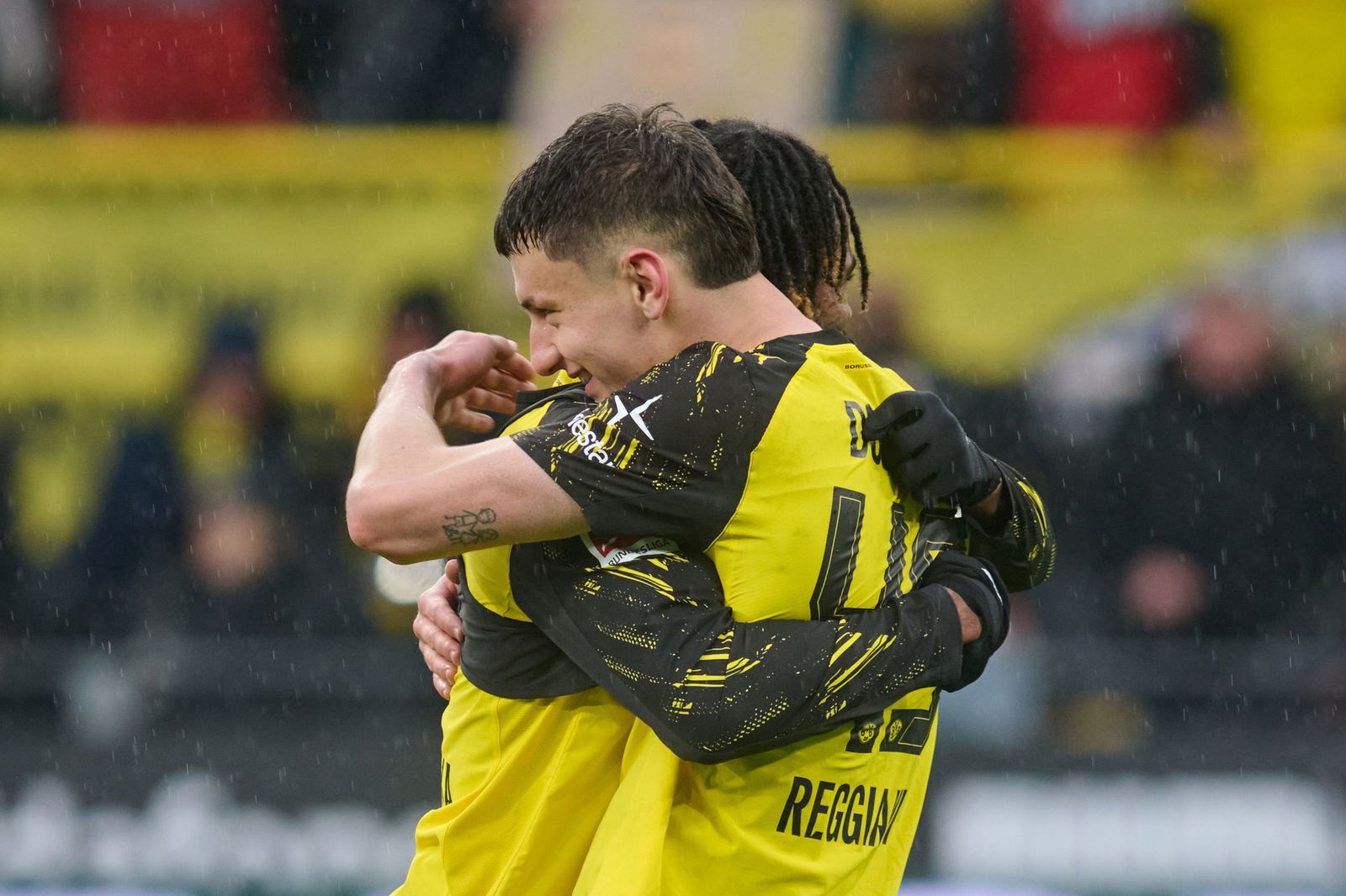 Luca Reggiani (r) freut sich mit Carney Chukwuemeka über seinen Treffer für den BVB.