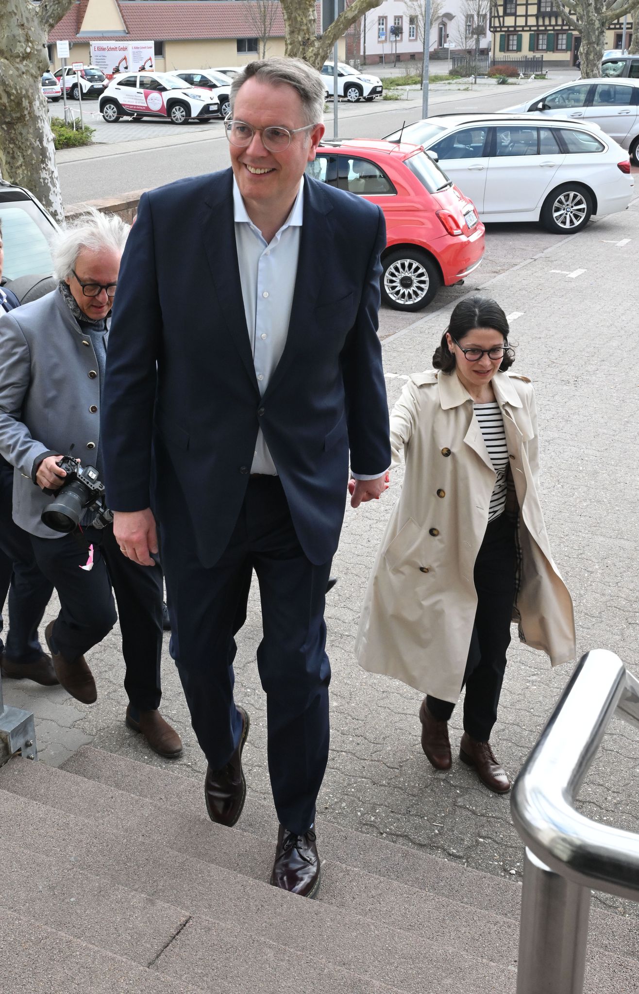 Gemeinsam mit Ehefrau Barbara geht Schweitzer zur Stimmabgabe