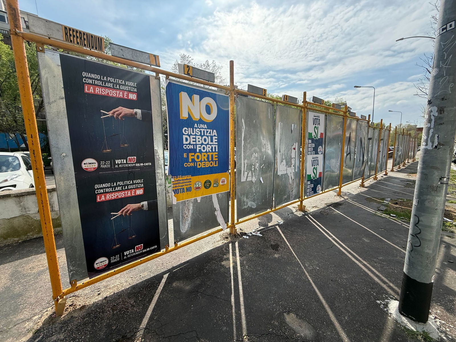 Auf Plakaten wird für Ja oder Nein geworben.