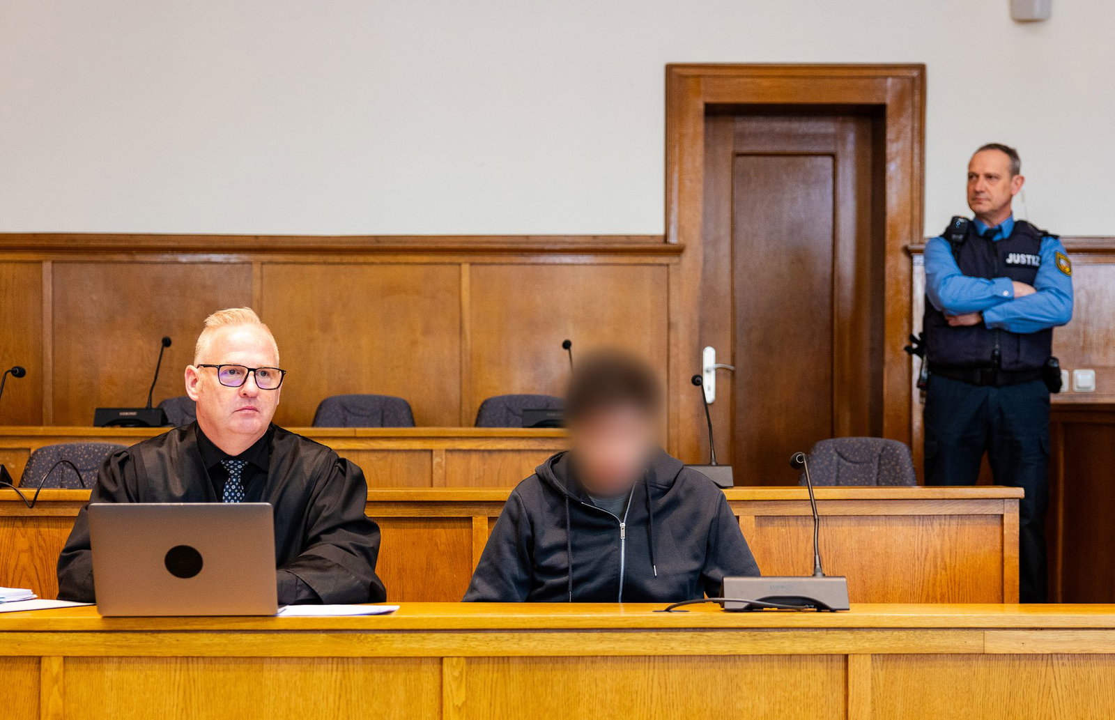 Dem Angeklagten (M) werden Mord, versuchter Mord und besonders schwerer Raub vorgeworfen. (Archivbild)