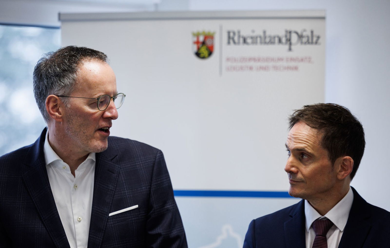 Michael Ebling (SPD, links), Innenminister von Rheinland-Pfalz, spricht mit Mario Germano, Präsident des Landeskriminalamts. Welche Erkenntnisse liefert die polizeiliche Kriminalitätsstatistik? (Archivbild)