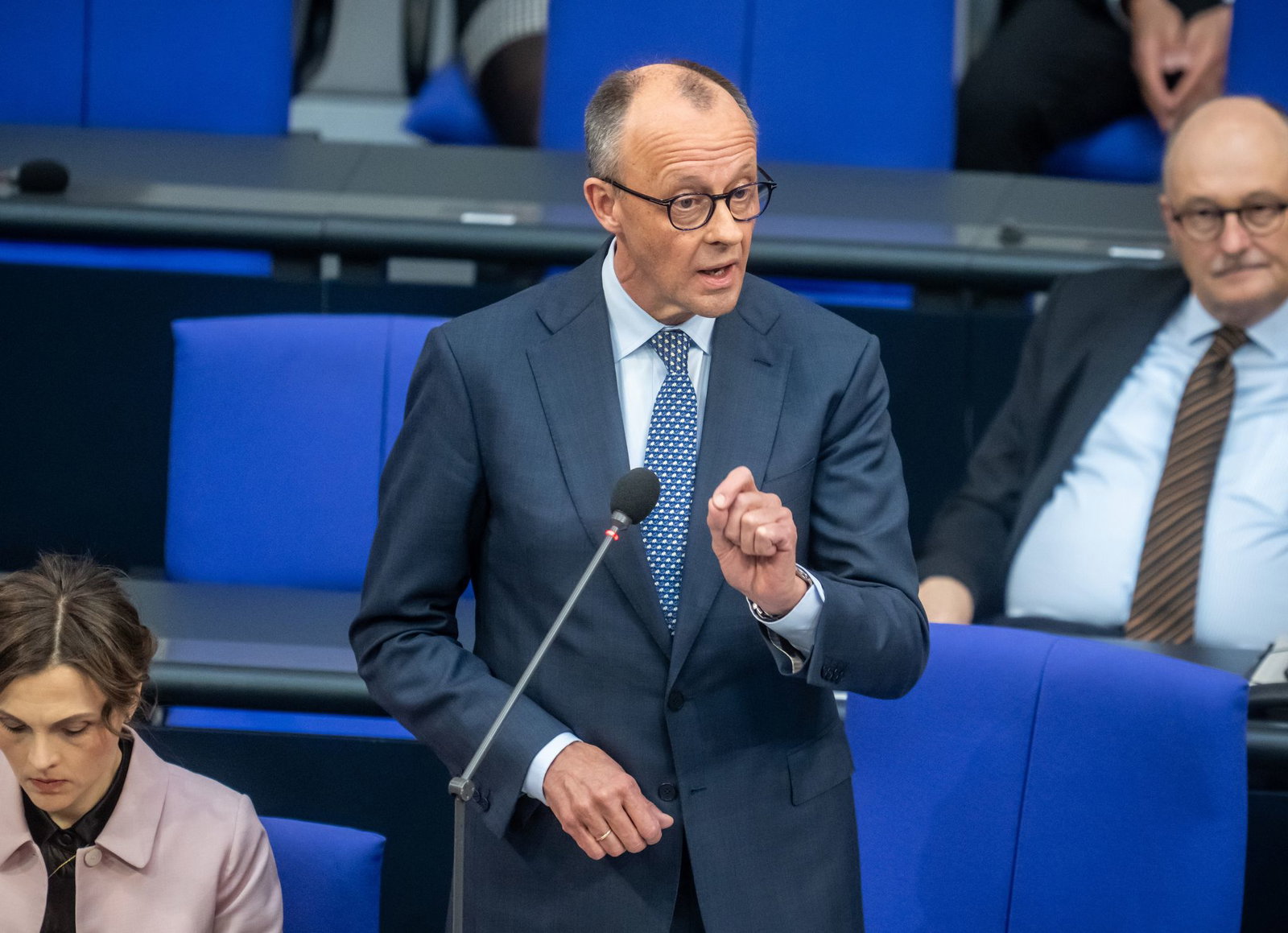 Bundeskanzler Merz plädiert im Bundestag für eine diplomatische Lösung zur Beendigung des Iran-Kriegs