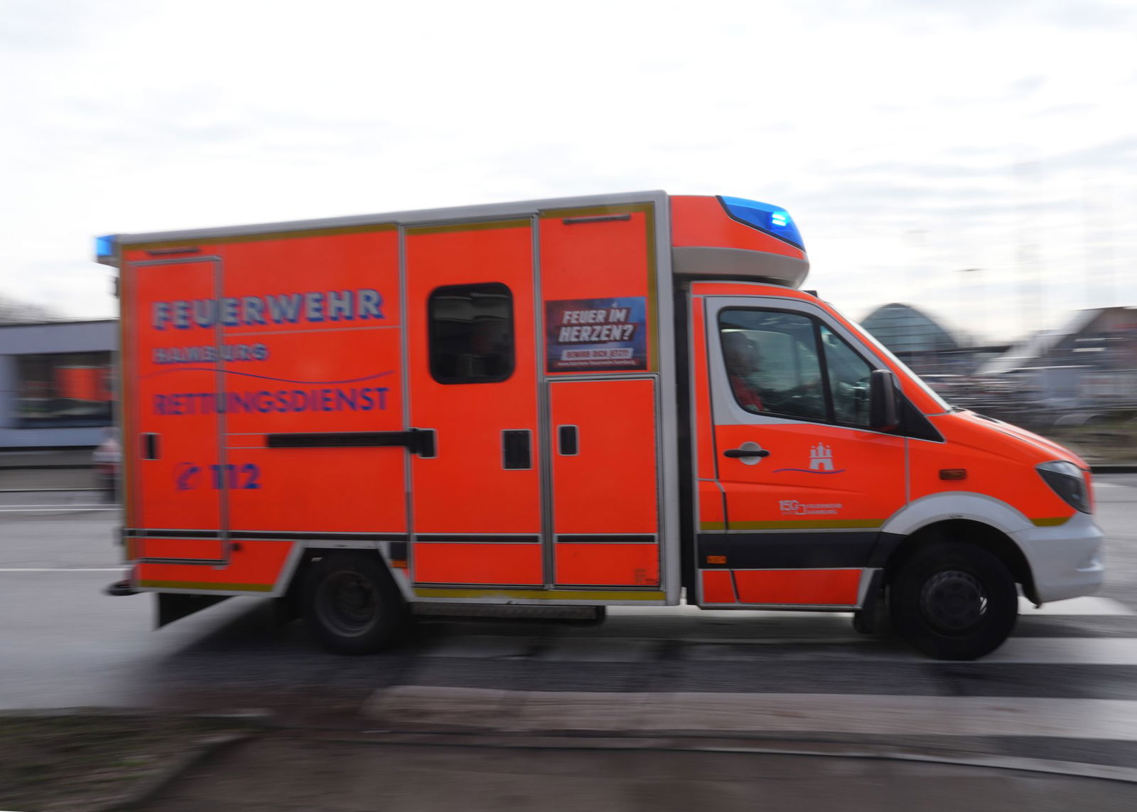 Ein Rettungswagen brachte den schwer verletzten Jungen ins Krankenhaus. (Symbolbild)