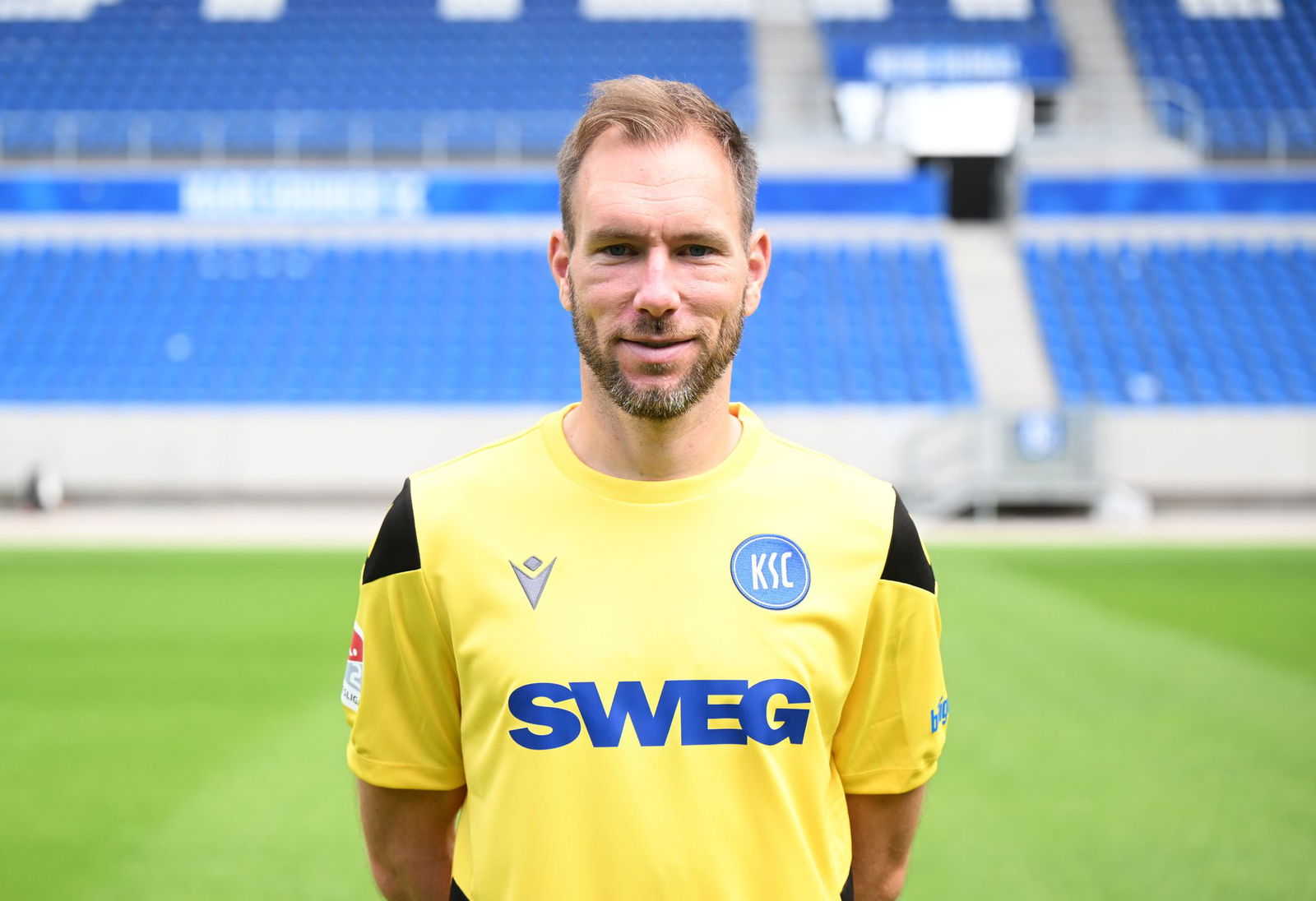 Steht vor seinem Pflichtspieldebüt für den KSC: Torwart Robin Himmelmann. (Archivbild)