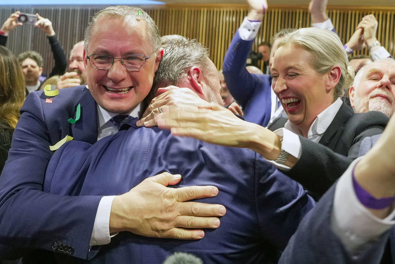 AfD-Parteichefin Weidel und Co-Chef Chrupalla (links) jubeln mit Spitzenkandidat Bollinger (Mitte).