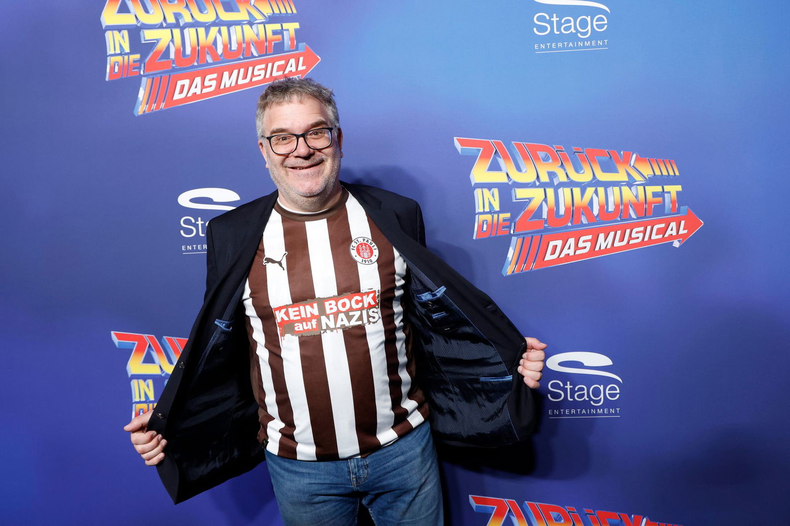 Moderator Elton zeigte sich auf dem Roten Teppich