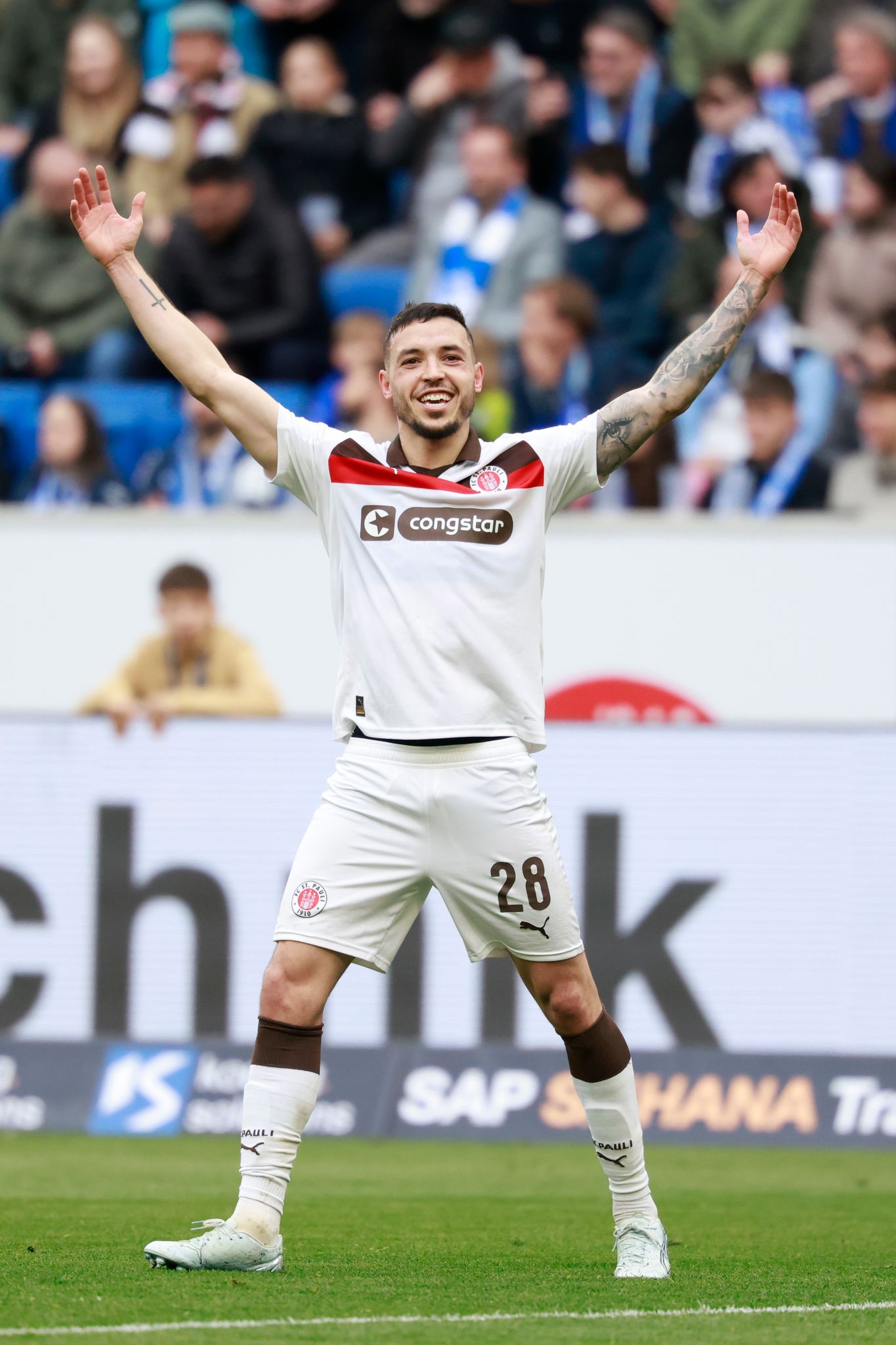 Mathias Pereira Lage jubelt nach seinem ersten Bundesliga-Tor.