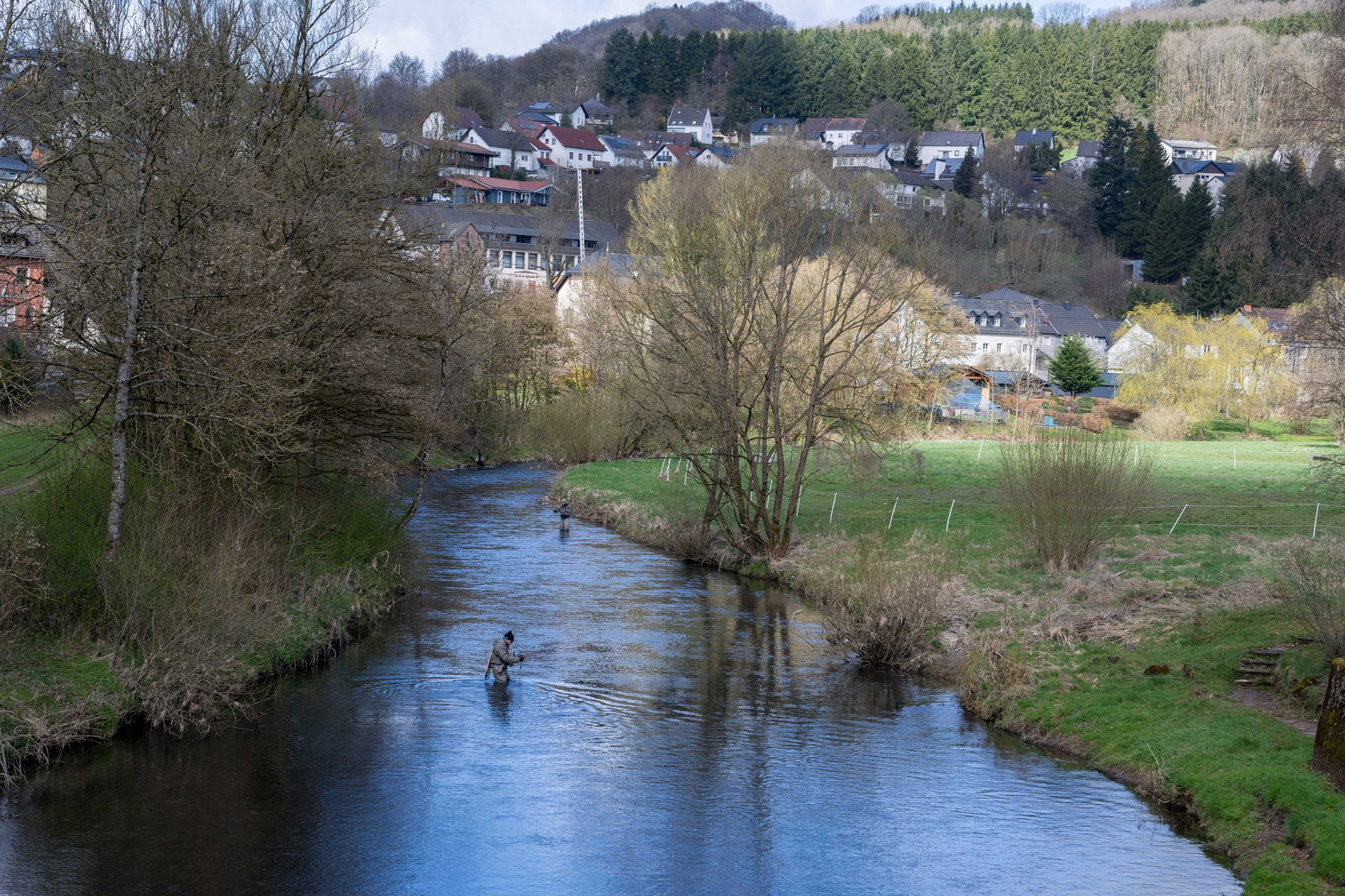 Fliegenfischer versuchen in der Kyll ihr Glück.