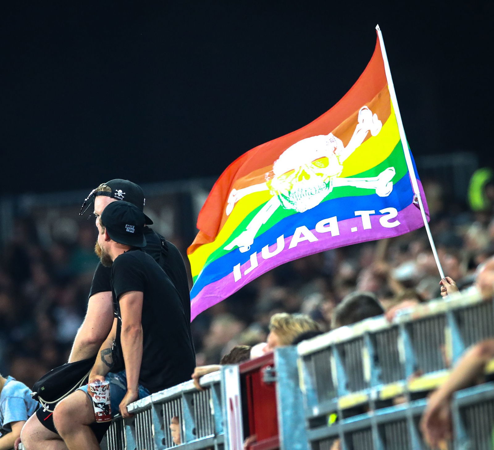 Fans des FC St. Pauli mit der Regenbogenfahne, die weltweit als Symbol für Vielfalt, Toleranz und Akzeptanz steht. (Archivbild)