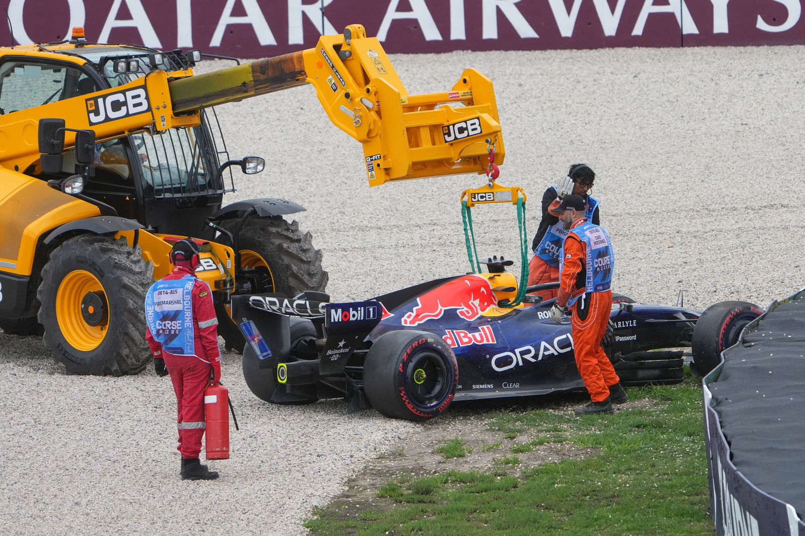 Max Verstappen schlittert ins Kiesbett.