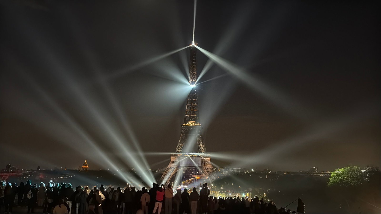 Etliche Menschen verfolgten die Ankündigung am Pariser Eiffelturm.