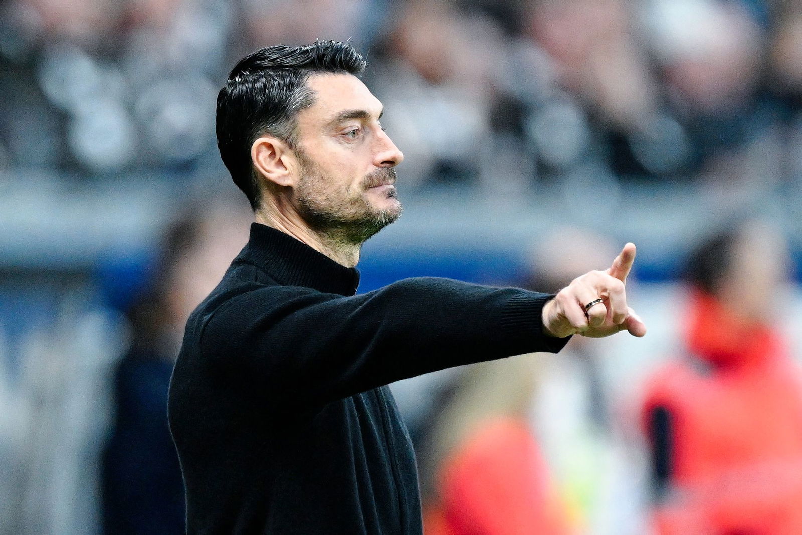 Frankfurts Trainer Albert Riera verzichtet weiter auf Can Uzun und Younes Ebnoutalib. (Archivbild)