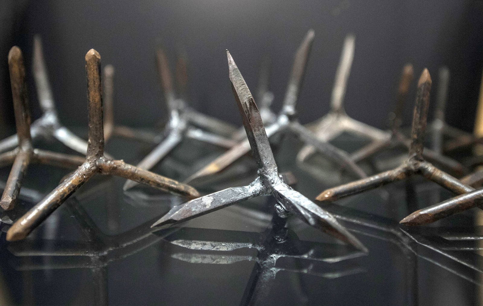 An verschiedenen Stellen sollen die Täter die Krähenfüße ausgelegt haben. (Symbolbild)