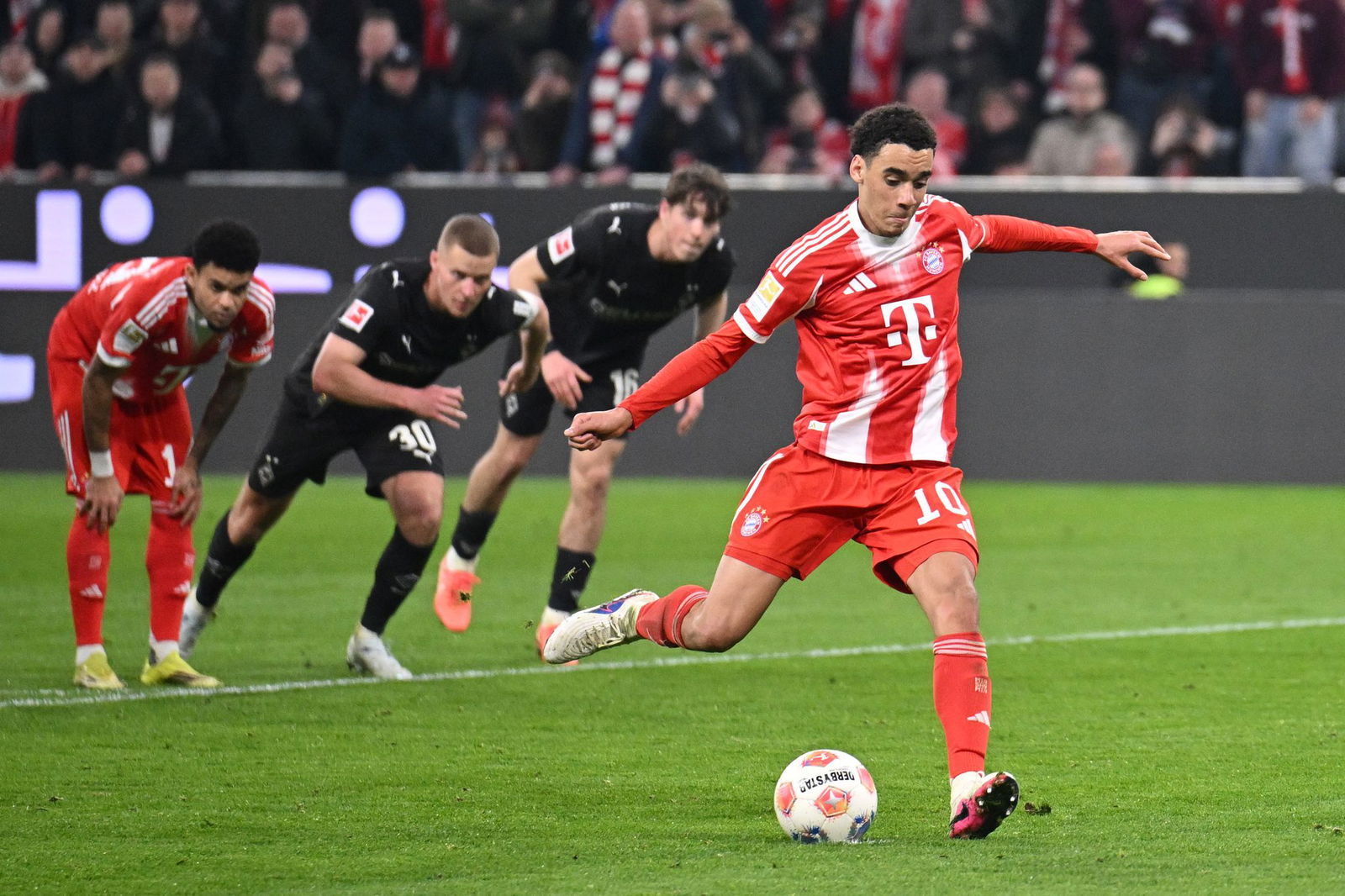 Jamal Musiala trifft als Vertreter von Harry Kane vom Elfmeterpunkt.