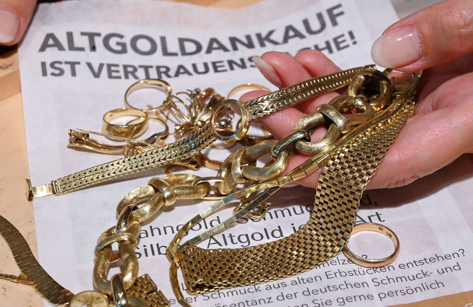 Angesichts steigender Preise verkaufen viele Menschen Altgold. (Archivbild) 