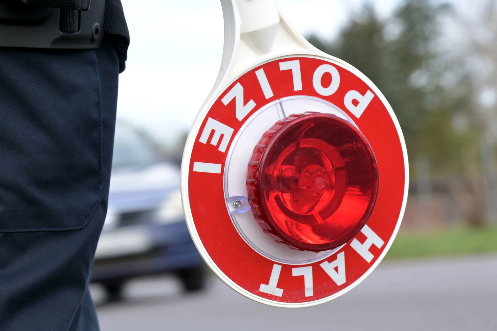 Die Polizei nahm den mutmaßlichen Akku-Dieb fest. (Symbolbild)