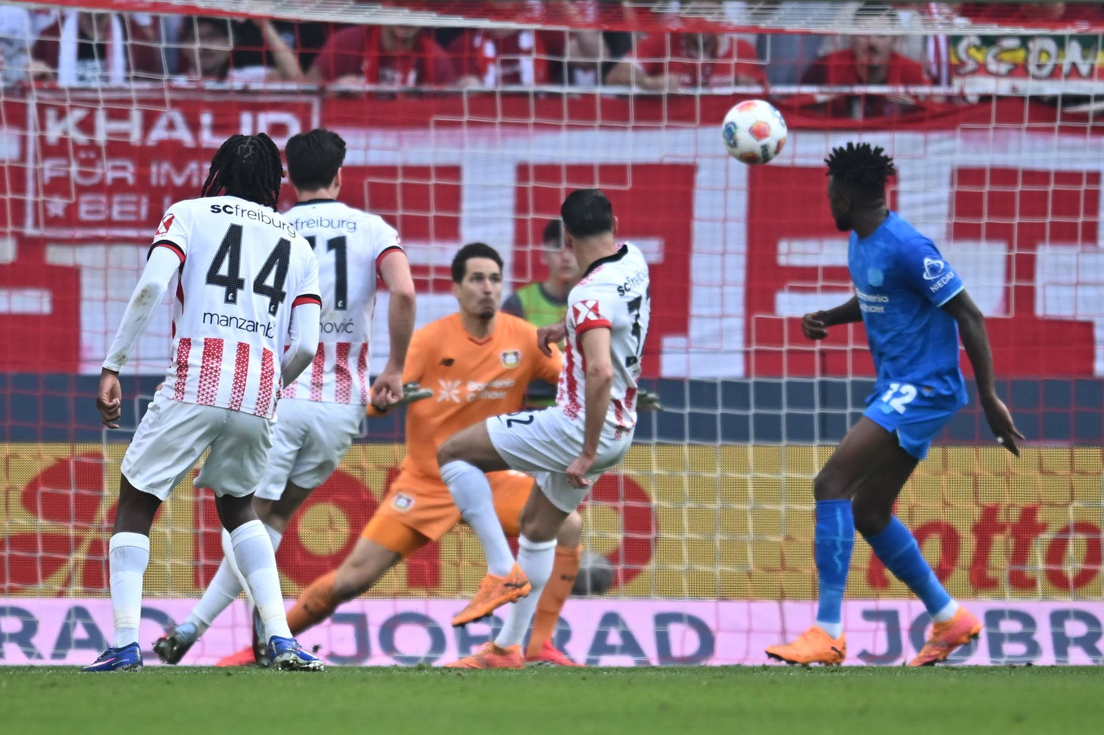 Kurios und historisch: Vincenzo Grifos Führungstor zum 1:0 gegen Bayer.