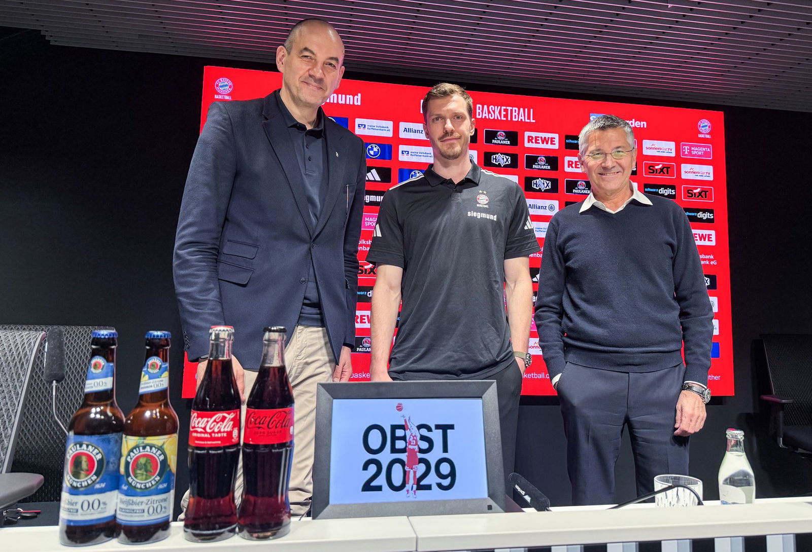 Andreas Obst (Mitte) nach seiner Vertragsverlängerung mit Bayern-Sportchef Dragan Tarlac (links) und Präsident Herbert Hainer.