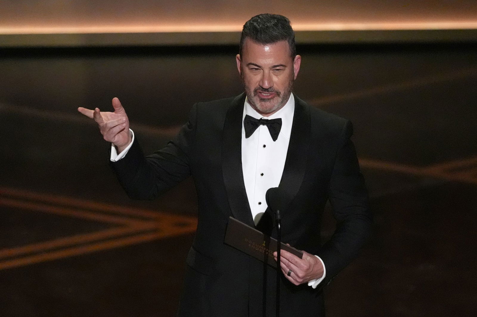 Jimmy Kimmel präsentiert die Oscars für die besten Dokumentarfilme. 