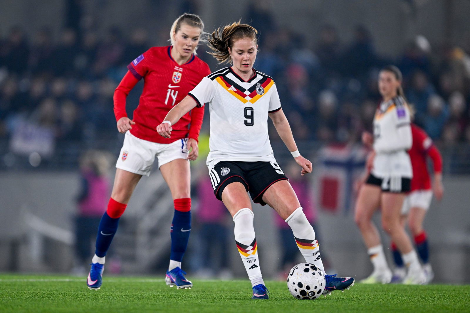 Oft einen Schritt schneller: Sjoeke Nüsken und die deutschen Fußballerinnen.