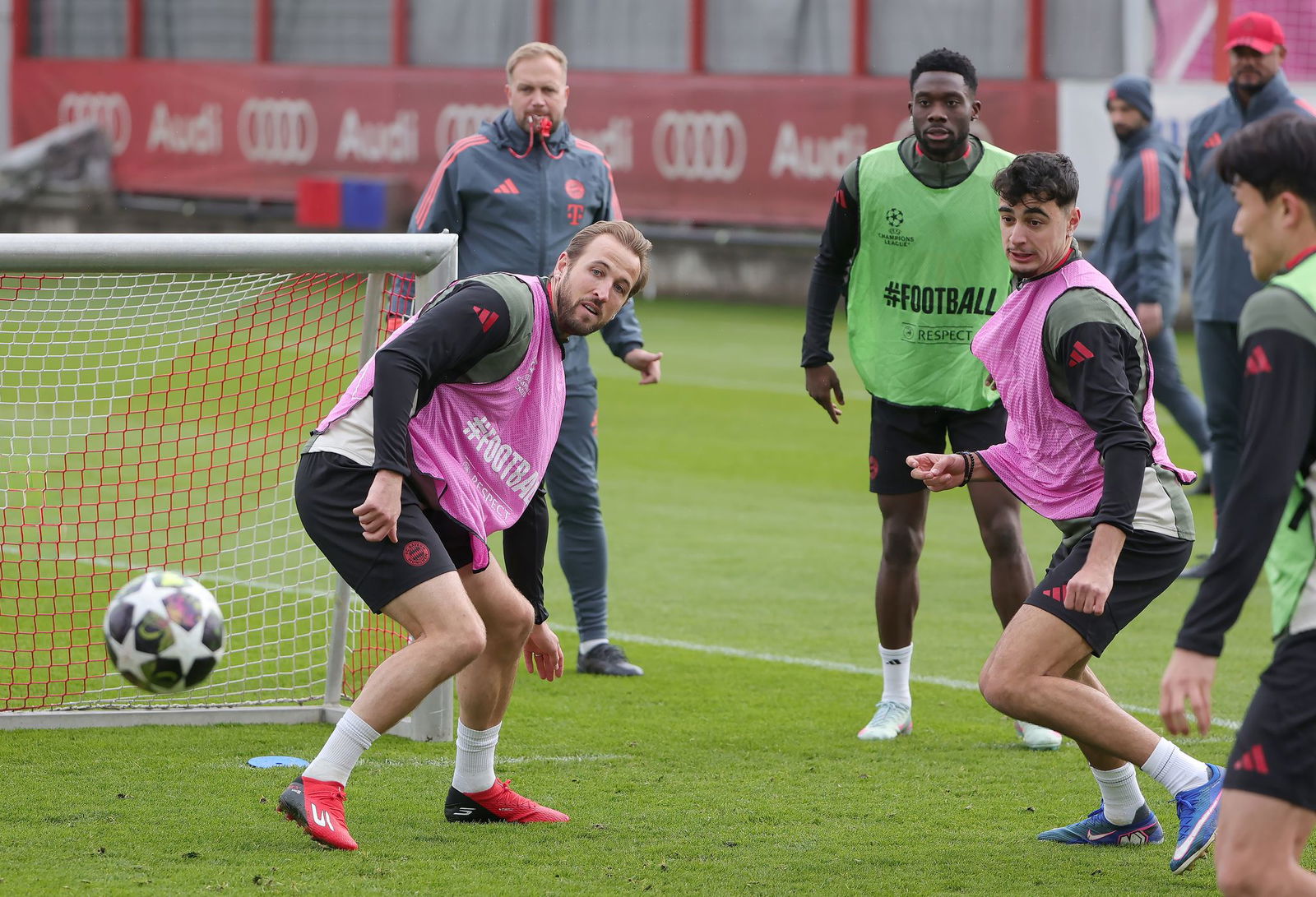 Der FC Bayern startet in die K.o.-Duelle der Champions League.