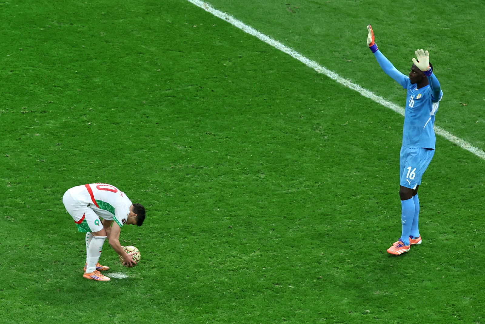 Der Auslöser für die Proteste war der umstrittene Elfmeter, den Díaz (links) schließlich vergab. (Archivfoto)