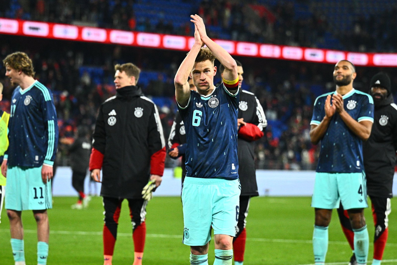 Kapitän Joshua Kimmich bedankt sich bei den Fans. 