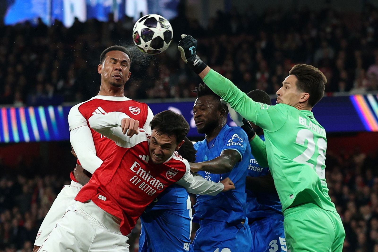 Hielt Bayer lange im Spiel: Torhüter Janis Blaswich (r.)