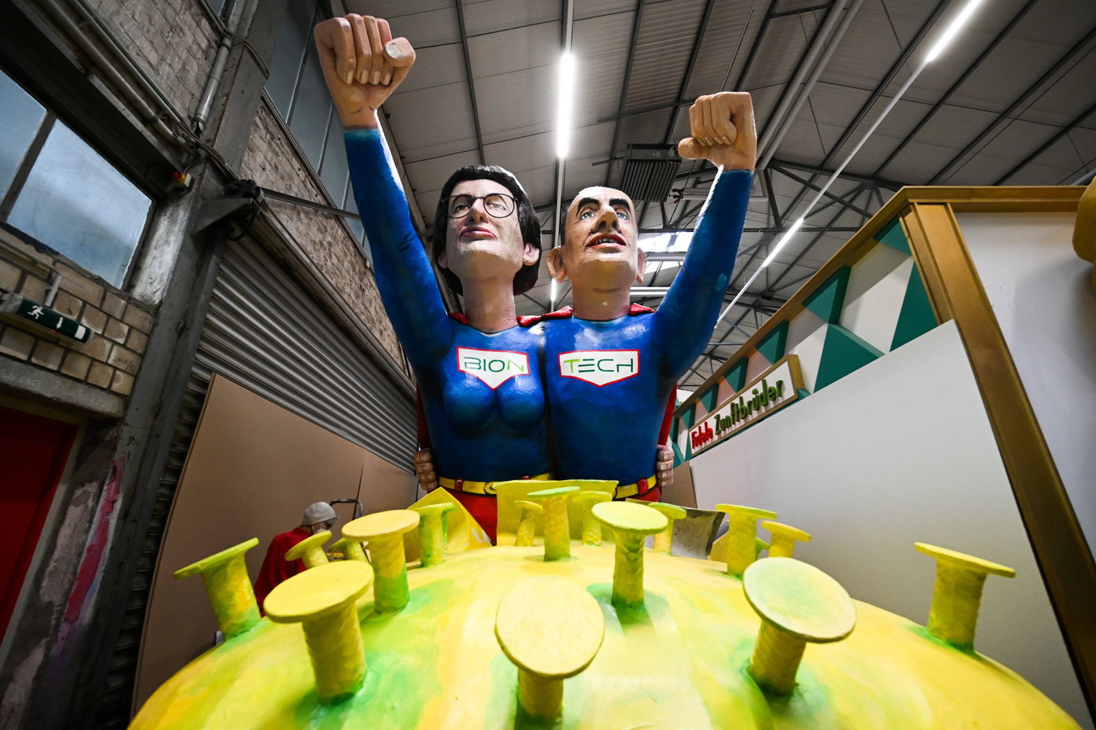 Selbst ein Rosenmontagswagen in Köln wurde Sahin und Türeci 2022 gewidmet. (Archivbild)