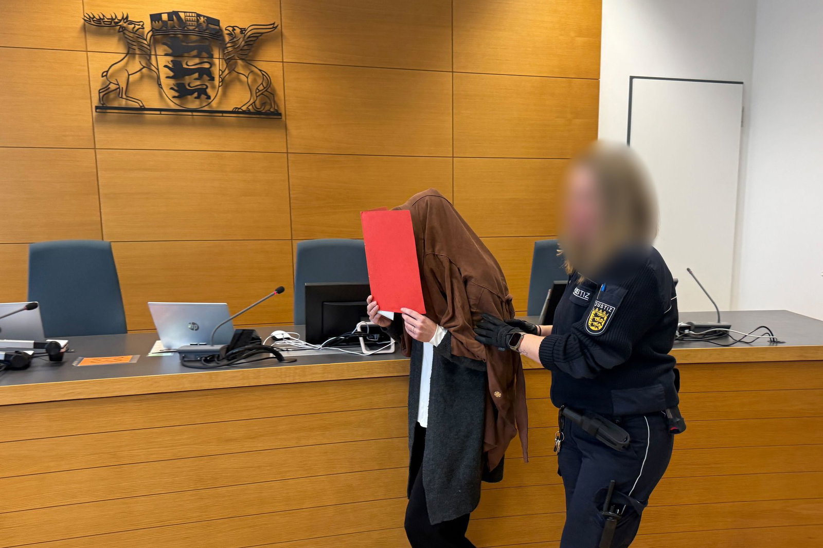 Eine Frau hat sich jahrelang als Lehrerin in Heidelberg und Homburg ausgegeben. Jetzt wurde sie in Heidelberg verurteilt. (Archivbild)