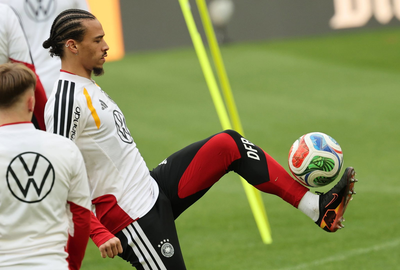 Leroy Sané, hier beim Training vor dem Spiel gegen Ghana, muss iiefern. 