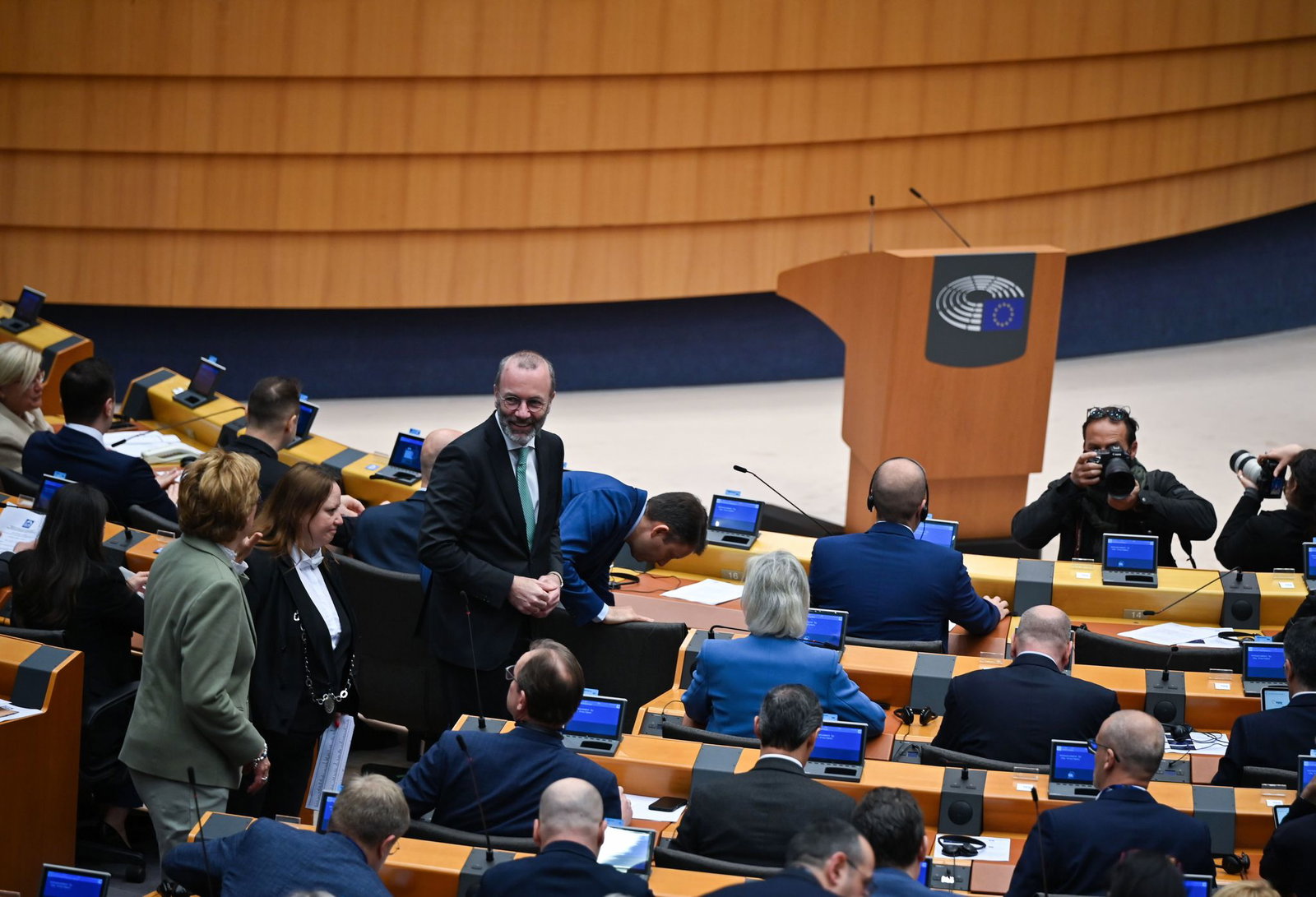 Fraktionschef Manfred Weber waren die Absprachen von EVP-Mitarbeitenden mit Rechten nach eigenen Angaben nicht bekannt. 