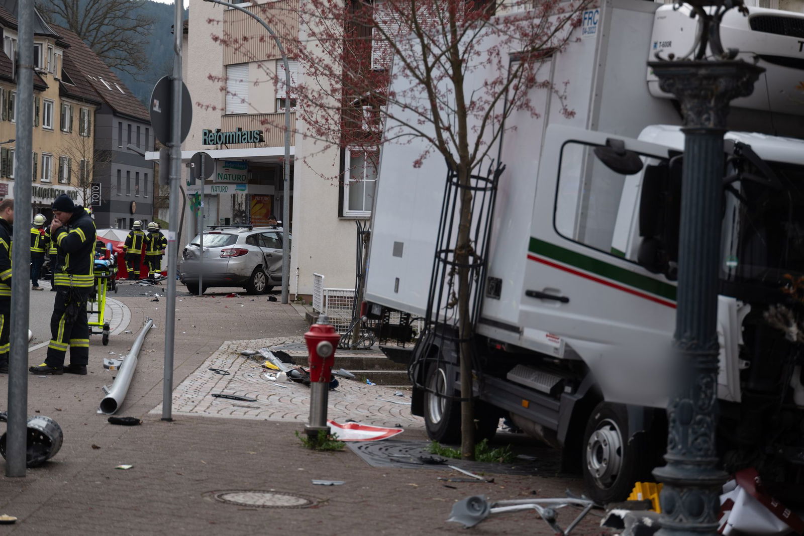 Erst die Hauswand einer Gaststätte bringt den Transporter zum Stehen.