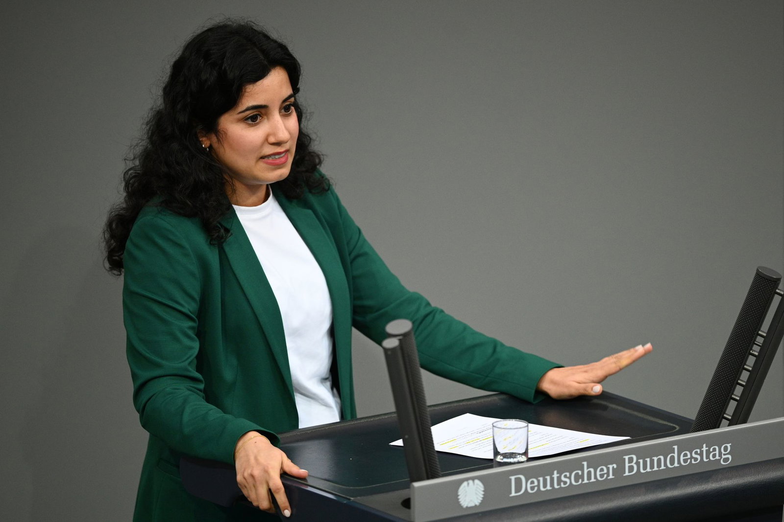 Die Grünen-Politikerin Misbah Khan sieht einen parteipolitischen Zusammenhang. (Archivbild)