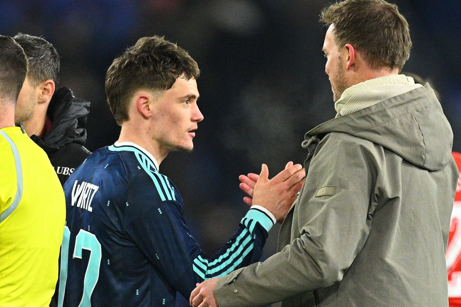 Florian Wirtz klatscht nach seinem Gala-Auftritt mit Bundestrainer Julian Nagelsmann ab.