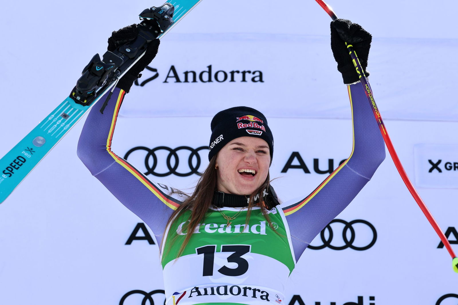 Emma Aicher jubelt über Platz zwei im zweiten Super-G von Soldeu.