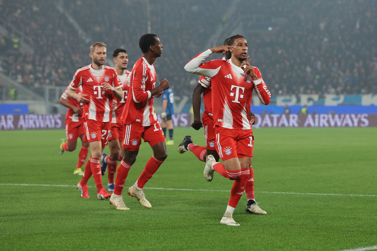 Der überragende Michael Olise jubelt nach seinem Tor im Arjen-Robben-Stil.