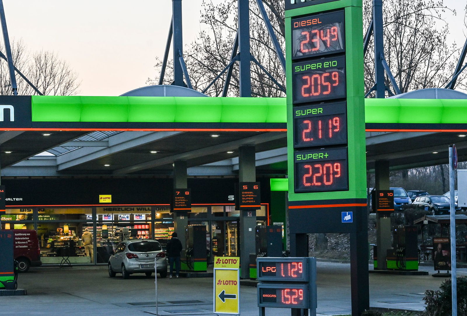 Der Bundestag stimmt am Donnerstag über ein Spritpaket ab. 